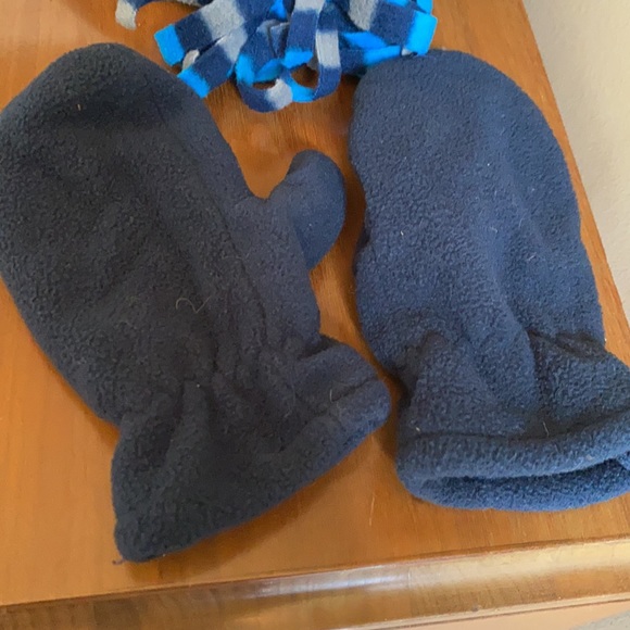 Old Navy hat and mitten set - Picture 2 of 6